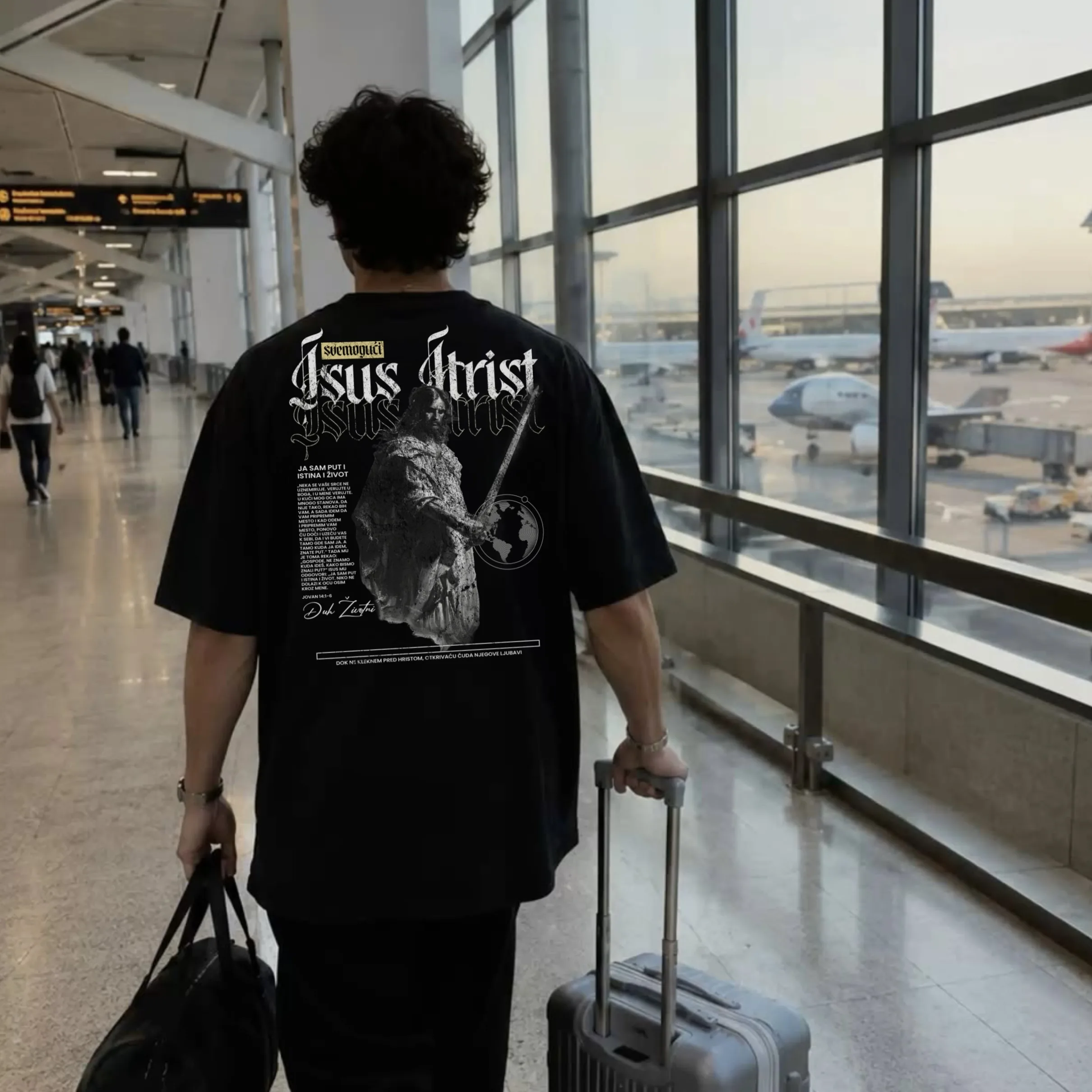 Majica „Isus Hrist" u nošenju