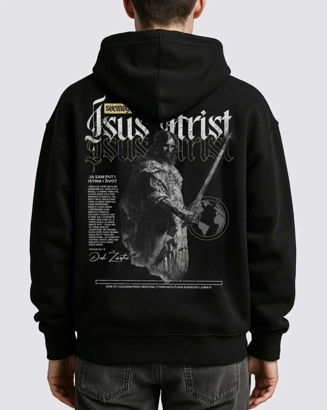 Muškarac nosi crni duks „Isus Hrist"